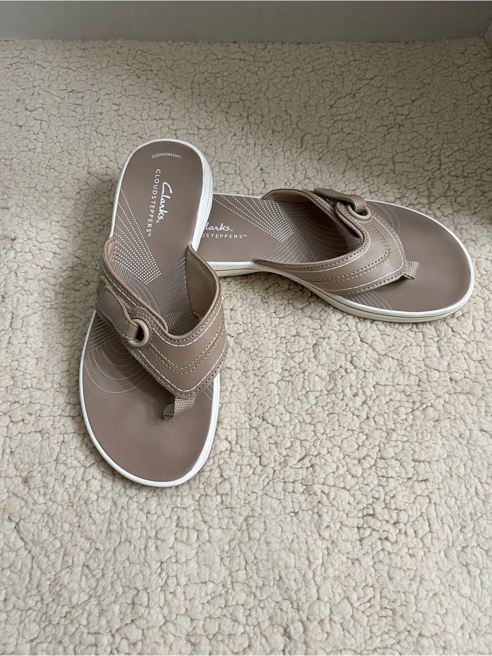 Clarks Taupe Cloudsteppers Thong Sandals Sz 6